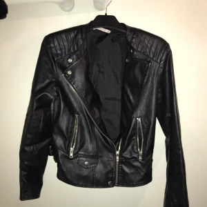 Skinnjacka - Säljer min skinnjacka då jag inte använder den längre, inget fel på den mer än att er är en liten skada i innetyget men stör inte alls!