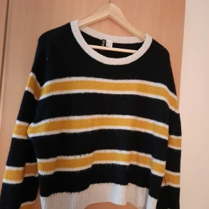 H&M stickad tröja i strl L - Mysig stickad tröja från hm, något kort. Använd ett par gånger. Kan mötas upp eller skicka, jag står INTE för frakten