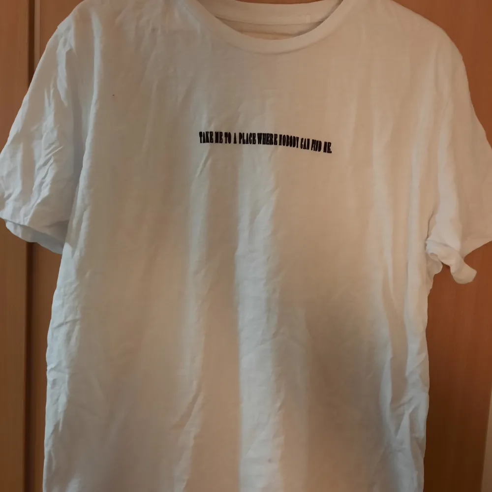 T-shirt från Pull & Bear i strl 44 använd 1 gång.Kan mötas upp eller skicka, jag står INTE för frakten. T-shirts.