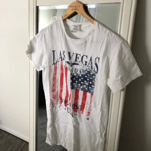 Las Vegas t-shirt - T-shirt med las vegas tryck i storlek S (man storlek). Använt ett par gånger, fortfarande i bra skick. Frakt förekommer, men kan mötas i Göteborg. För fler frågor och bilder kontakta! 