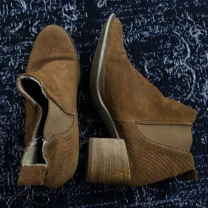 Mocka boots - Tan boots i mocka. Använda en del men i gott skick! :) Skorna är sköna att gå i. Köpare står för frakt.  