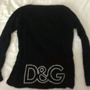 Superskön och supercool tröja från D&G. Bra kvalitet och stretchig. Kontakta mig vid frågor:)