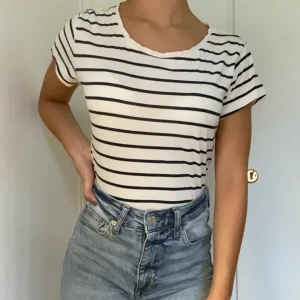 Vit och svart randig t-shirt - Storlek: XS men passar mig som är S. Märke: H&M. Pris: 40kr + 22kr frakt totalt: 62kr