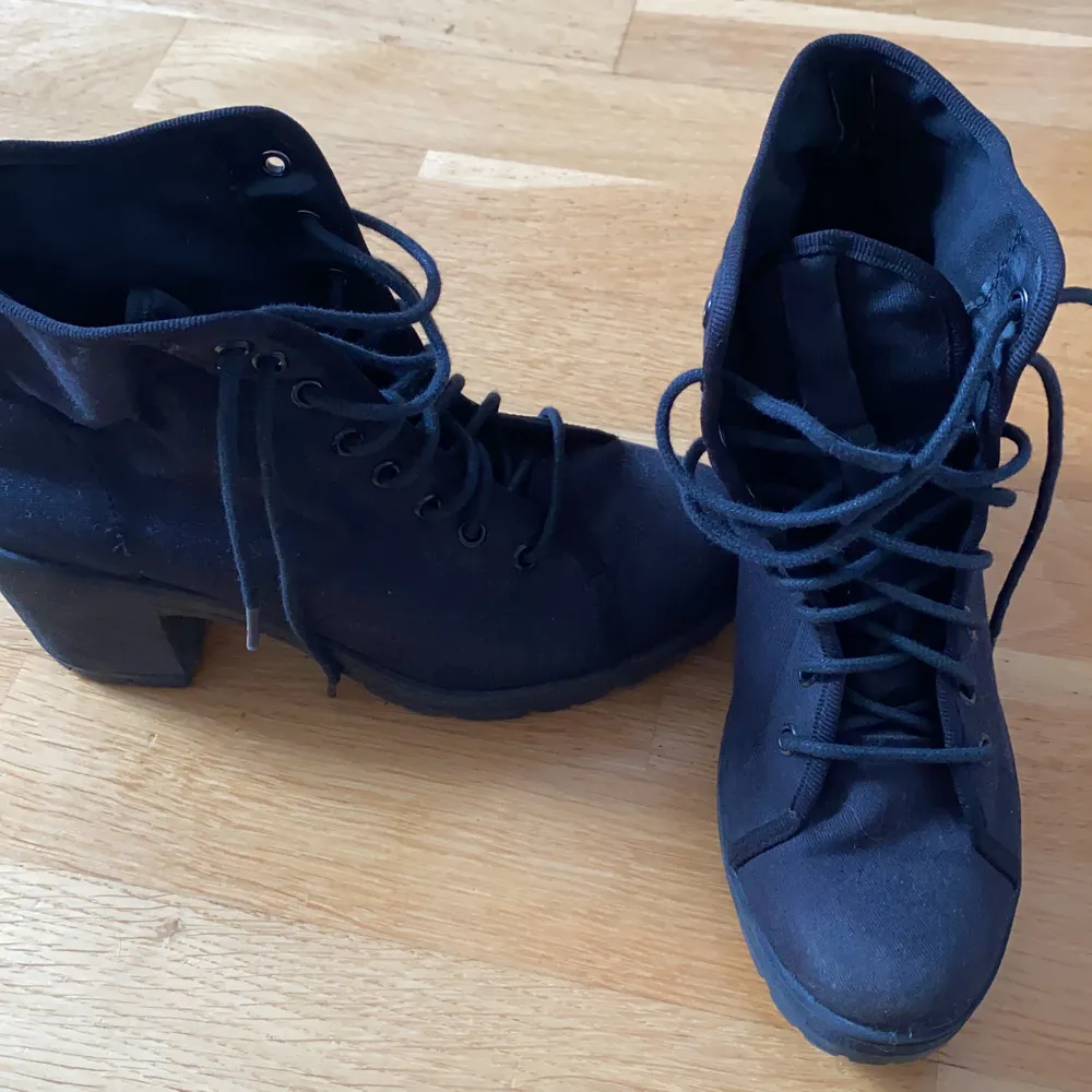 Säljer dessa as snygga klackskorna med snörning fram bara för att dem har blivit för små :/, den vänstra skon är lite lite sliten längst fram men absolut inget som märks, köpta på din sko, klacken är ca 8cm hög. Skor.