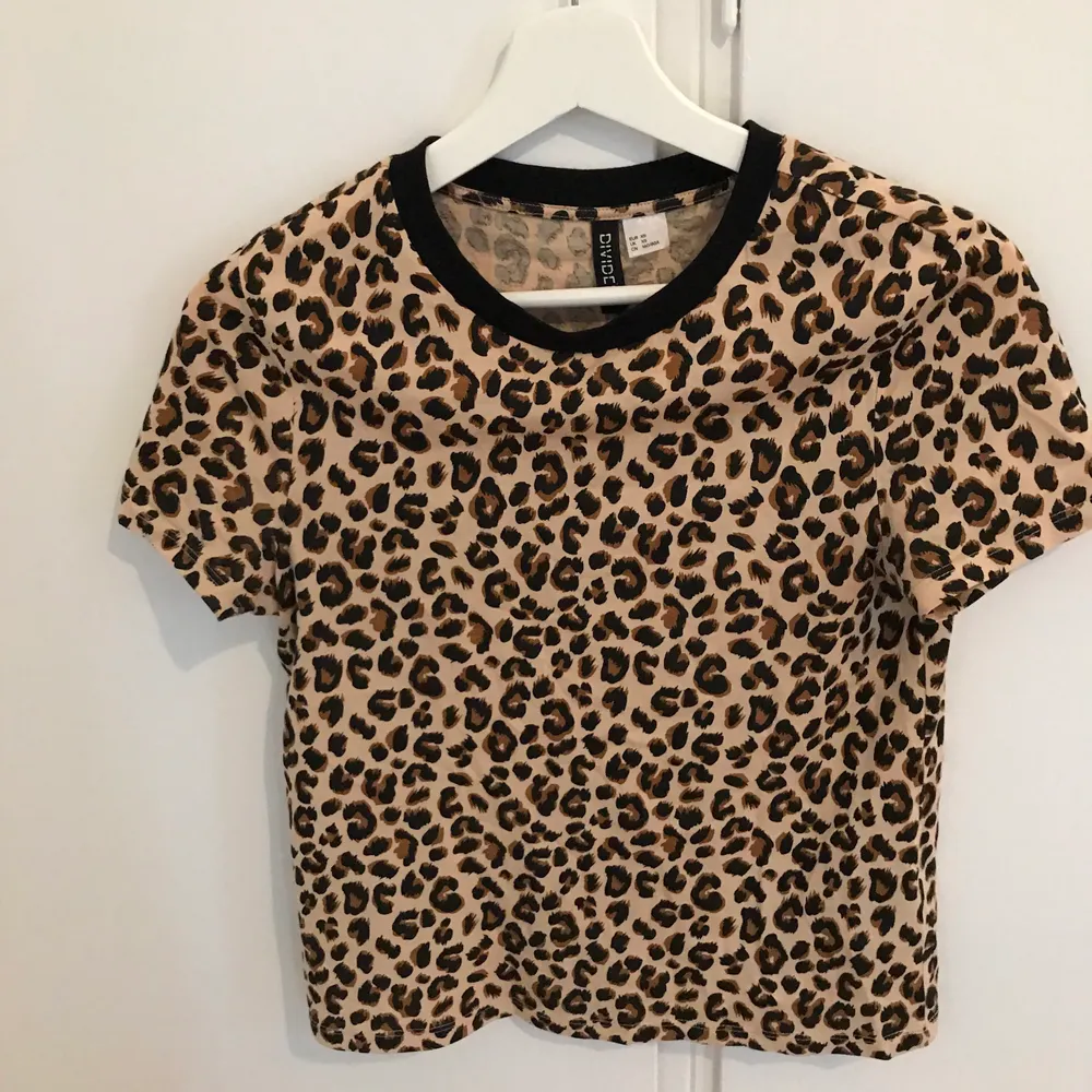 En jättefin leopard T-shirt från H&M i storlek Xs. I jättefint skick. Priset går att diskutera. Frakt tillkommer som köparen står för. Vid frågor så är det bara att höra av sig.. T-shirts.