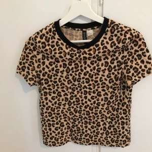 Leopard t-shirt - En jättefin leopard T-shirt från H&M i storlek Xs. I jättefint skick. Priset går att diskutera. Frakt tillkommer som köparen står för. Vid frågor så är det bara att höra av sig.