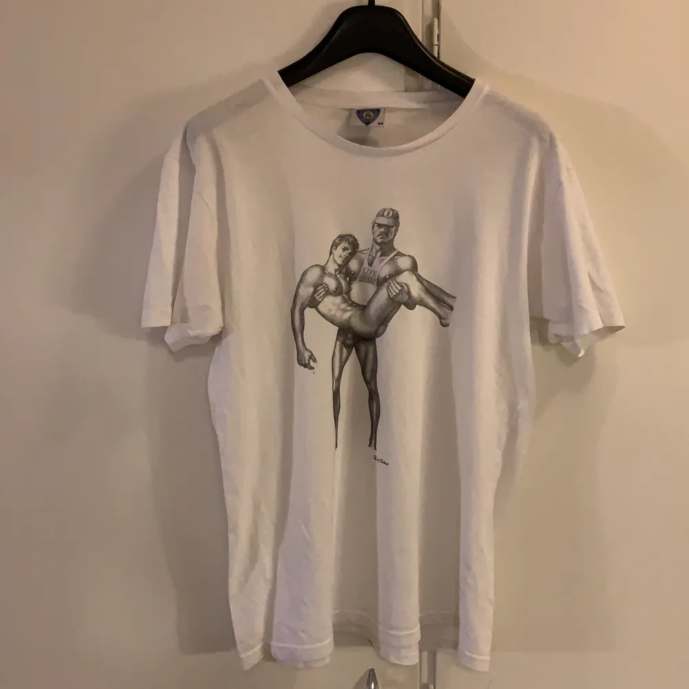 Vit tröja från tom of finland i strl M! Frakt ingår ej. T-shirts.