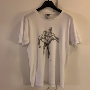 Tom of Finland t-shirt - Vit tröja från tom of finland i strl M! Frakt ingår ej