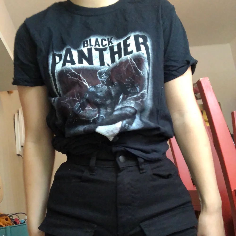 Snygg black panther tröja jag tyvärr bara använt en gång pga: trodde jag va större fan när jag köpte. Storleken är lite förvirrande men jag brukar ha S i kläder. Frakt ingår. T-shirts.