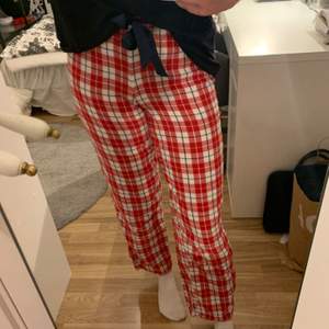 Supermysiga pyjamasbyxor med vida ben från H&M i storlek XS. Sälj då jag har andra byxor jag använder istället. Köptes för 150kr och är använda ett fåtal gånger. Frakt tillkommer, kan även mötas upp i Umeå 💕