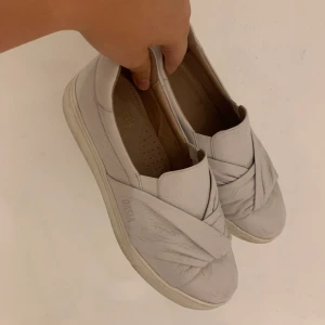 Dasia skor - Vita dasia skor i storlek 39, snygga och passar till det mesta. Kommer utan skador men är lätt använda. Frakten står man själv för. Säljer till första som skriver, pris kan diskuteras