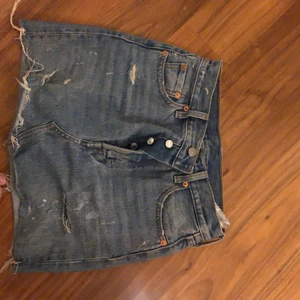 Leviskjol - En leviskjol i storlek 23, säljer då den är för liten för mig. Säljer för 200kr + frakt!🥰 pris kan diskuteras 