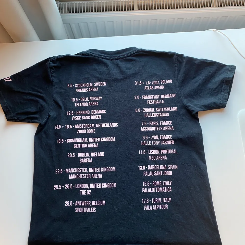 Har nästan aldrig använt denna, köpte den på Ariana Grandes konsert 2017 i Friends Arena. Originalpriset var 350 kr men jag säljer den för 200 inkl frakt 💕 Storleken är XS. T-shirts.