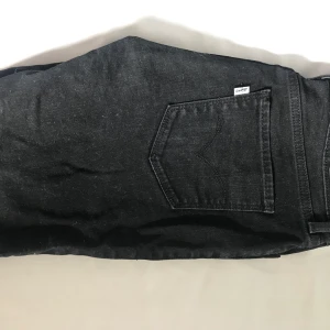 Levis jeans - Svarta Levis ”legging” byxor i storlek 27. Väldigt sköna och stretchigt material. Sparsamt använda men har tappat lite färg i tvätten. Normal midja. Betalas med swish. Frakt ca 60:-