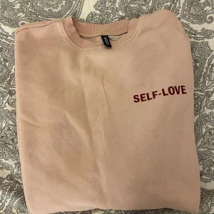 Sweatshirt Med Inspo Text  - Jättefin tröja från h&m med inspo text! Endast använd typ 3 ggr! Köpt för 200 kr 😋 storlek xs men är oversized! Så passar S