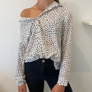 Hm blus med stjärnor på - Väldigt bra kvalite och är i bra skick, använd fåtal gånger. Frakt 60kr🤍🤍🤍