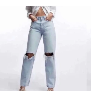 34 - Säljer dessa aassnygga jeansen från Gina tricot då de inte passade mig helt i nyskick lapparna kvar bara testade en gång buda gärna högsta bud: 850kr