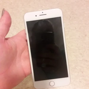 iPhone 8 Plus 64 gb  - Säljer min iPhone 8 Plus är i väldigt bra skick ingår laddare hörlurar ett skal , swisch endast kan skickas också 