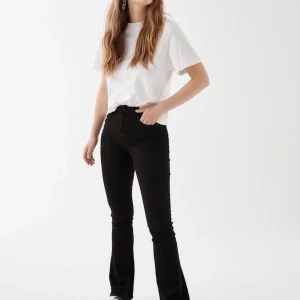 Natasha bootcut jeans, stl M, svarta - Ett par natasha bootcut jeans ifrån Gina tricot, storlek M men passar S också, de är svarta (bilder tagna ifrån ginas hemsida)