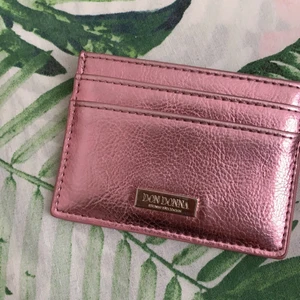 Don Donna korthållare - Säljer nu mitt jättefina helt oanvända Don Donna korthållare. Den är helt ny och helt oanvänd, säljer pga ingen användning. Pm för mer! :)               Frakt: 20kr