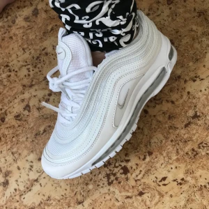 Nike Airmax 97 dam - Nya Airmax 97 vita. Köpt stl.39 men känns mer som 37,5. För små för mig o jag kan inte ha dem. Oanvända.
