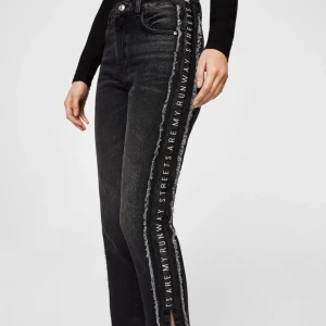 Jeans från mango - Jeans använda väldigt fåtal gånger då de är förstora. +frakt