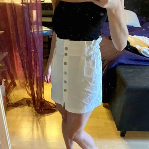  - Säljer denna fina vita tygkjolen som är köpt på Zara i Cannes. Bara använd 2 gånger så i jättefint skick! Fina detaljer så som silvriga tryckknappar och fickor. Som ni kan se är den rätt skrynklig men jag stryker den innan jag postar. 🌸💓❣️