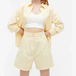 Shorts från Monki  - Jättesnygga shirts från Monki i stl 40. Aldrig använts och säljer då de inte riktigt passar mig . 🥰✨