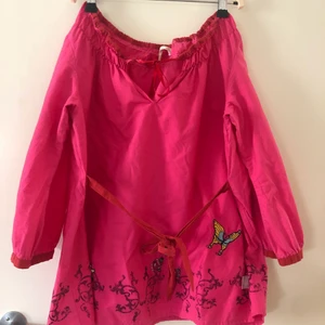 Rosa blus från Odd Molly - Söt rosa blus med fjärils-detaljer och knytning i midjan från Odd Molly i storlek 1 (XS-S)💞. Vid köp står köparen för frakt eller så möts vi upp i kvarnby. 