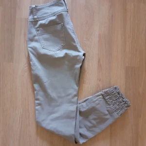 Beiga byxor - Beiga byxor som jag köpt på Bershka i Spanien. Skrynkliga muddar längst ner på benen som gör dom lite annorlunda.I bra använt skick. Storlek medium men skulle säga att dom sitter som en small! Frakt ingår i priset💋