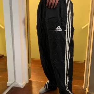 Adidas trackpants - Coola oversize adidas trackpants i strl M (herr), köpta secondhand och passar från S-L både highwaist&lowwaist, beroende på passform💕 