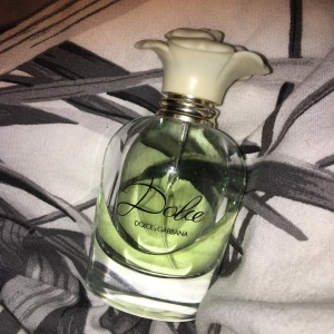 Dolce & Gabbana parfym - Fräsch Dolce & Gabbana parfym i en fin flaska! Det är en 50ml flaska, och det är ca 2/3 kvar i den (bild 2).