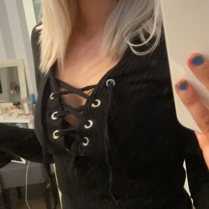 Snörad tröja - Snörad tröja från Gina tricot, skickat/ribbat matreal. har ett litet hål vid en av knapparna men det syns ej💕💞💓