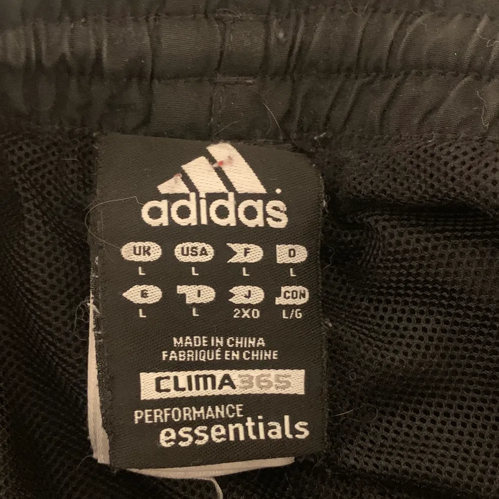 Trackpants från adidas, väldigt bra skick. Storlek L skulle dock säga mer M.. Jeans & Byxor.