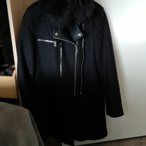 Zara  - Rock med avtagbar pälskrage. Två sido fickor. Två olika lägen att stänga dragkedjan på beroende på lager på kroppen. Supersnygg! 