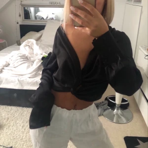 Silkestopp - Jättefin topp passar xs-m typ beroende på hur man vill att den ska sitta💕 säljer då den ej kommer till användning💖