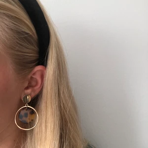 Örhängen  - Säljer fina örhängen. Super bra skick och guldplakierade (inte äkta guld). Köpare står för frakt eller möts upp i gbg💓