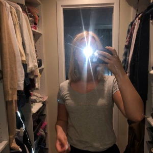 Calvin klein t-shirt - T-shirten är väldigt sällan använde och har därför inga fläckar eller liknande, skulle säga att den ör som ny🙌🏼