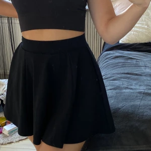 Svart kjol - Superfin kjol i storlek XS men passar även en S. Perfekt nu till sommaren! Hör av dig om du har några frågor eller är intresserad🌸