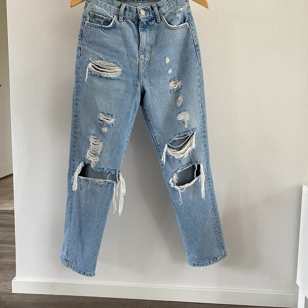 Använda en gång. Säljer för att de är för små. Nypris: 400 kr. Köparen betalar frakt. Buda från: 180 kr!! 😄. Jeans & Byxor.