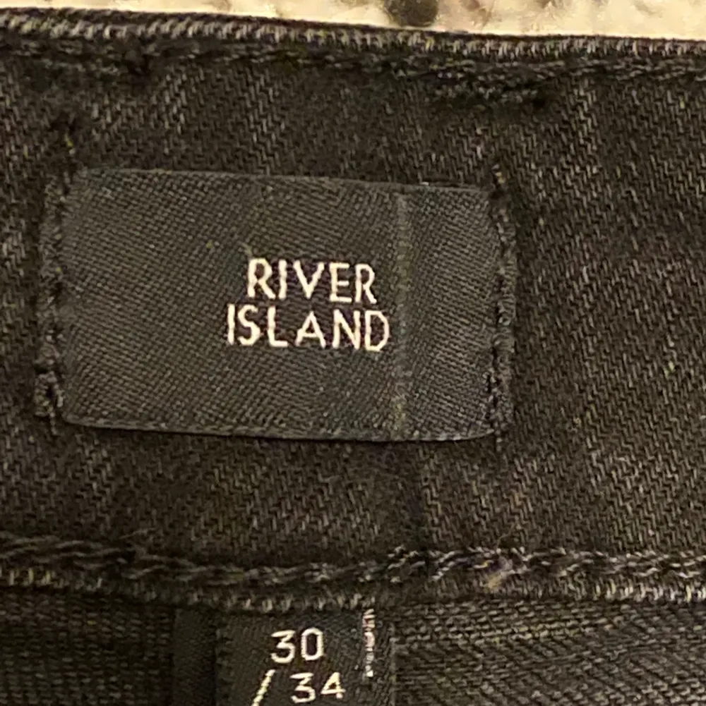 Helt oanvända och nya svarta slitna jeans ifrån River Island. Dessa jeans är endast testade och ALDRIG använda, dock är prislappen ej kvar. Köptes på River Island i Mall Of Scandinavia. FRI FRAKT!. Jeans & Byxor.