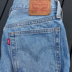 Levi’s 501 jeans - Skitsnygga levisjeans i nyskick som tyvärr blivit för små för mig. Nypris: 1000kr. Säljer nu för 400kr eller högst bjudande!! Pris kan alltid diskuteras!!🤪💘