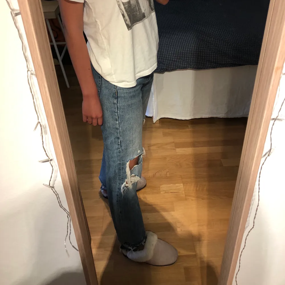 Slitna, raka jeans från Zara, storlek 38! Jag är ca 171 cm lång och de är lagom långa på mig. Jeans & Byxor.