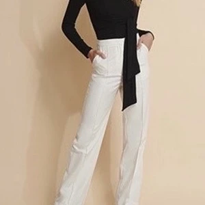 Wide leg suit pants från Nakd - Riktigt snygga vita kostymbyxor från nakd, säljer pågrund av att jag köpte fel storlek, de är alltså helt nya och prislappen sitter kvar. Första bilden är inte min💞  köpta för 499. Om fler blir intresserade så får ni buda💞