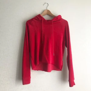Croppad hoodie  - Röd croppad hoodie!