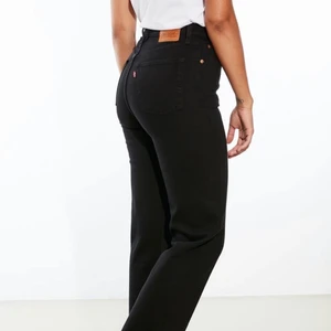 Levis Ribcage Straight st w29 L29 - Säljer mina svarta Levis Ribcage straight. De är bara använda ett par gånger och som nya. Storlek 29. Stretch så passar både 28 och 30. Säljer pga för små för mig. 