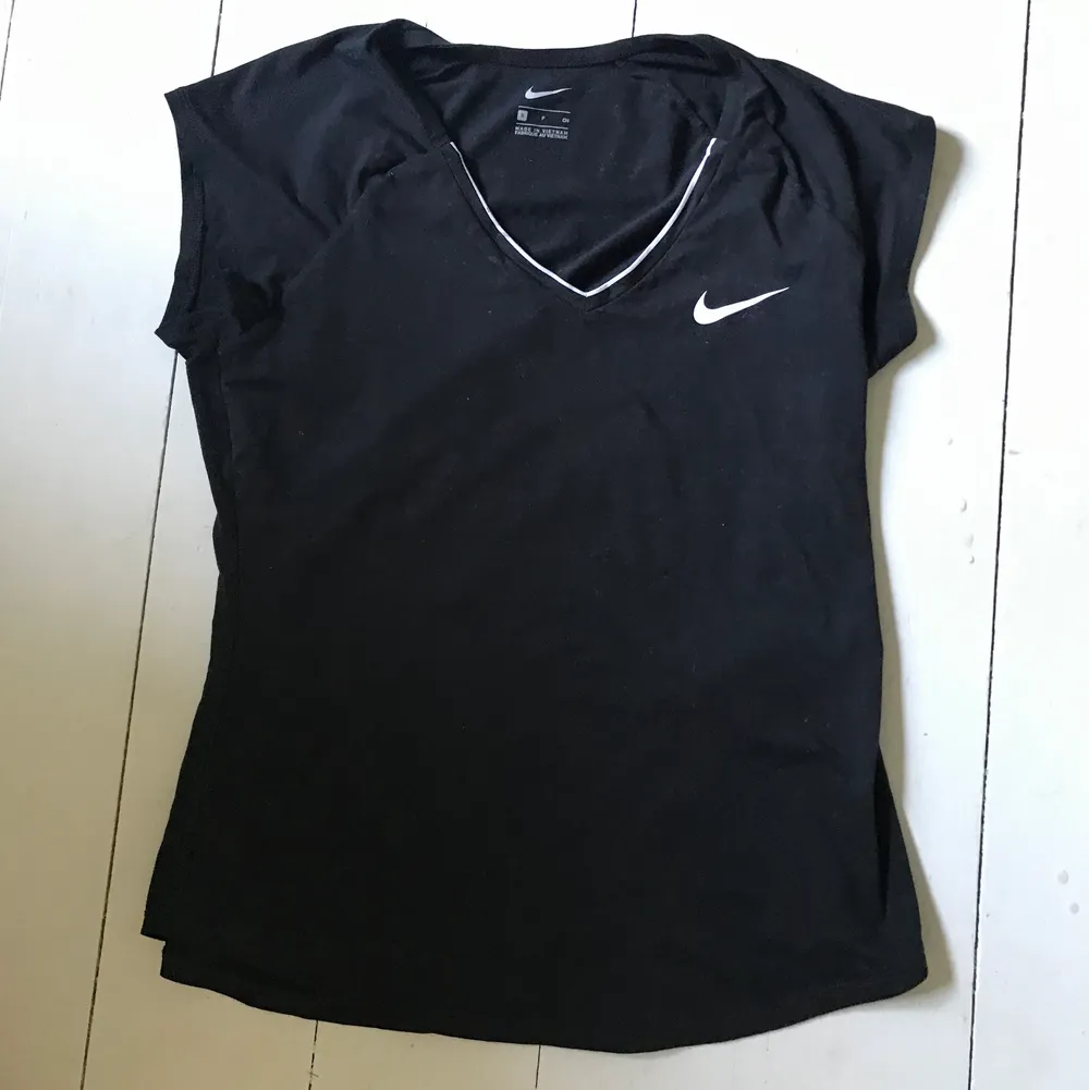 Svart träningströja från Nike. Strl S, använd fåtal gånger 💕🧚🏼 köparen står för frakten 💕✨. Hoodies.