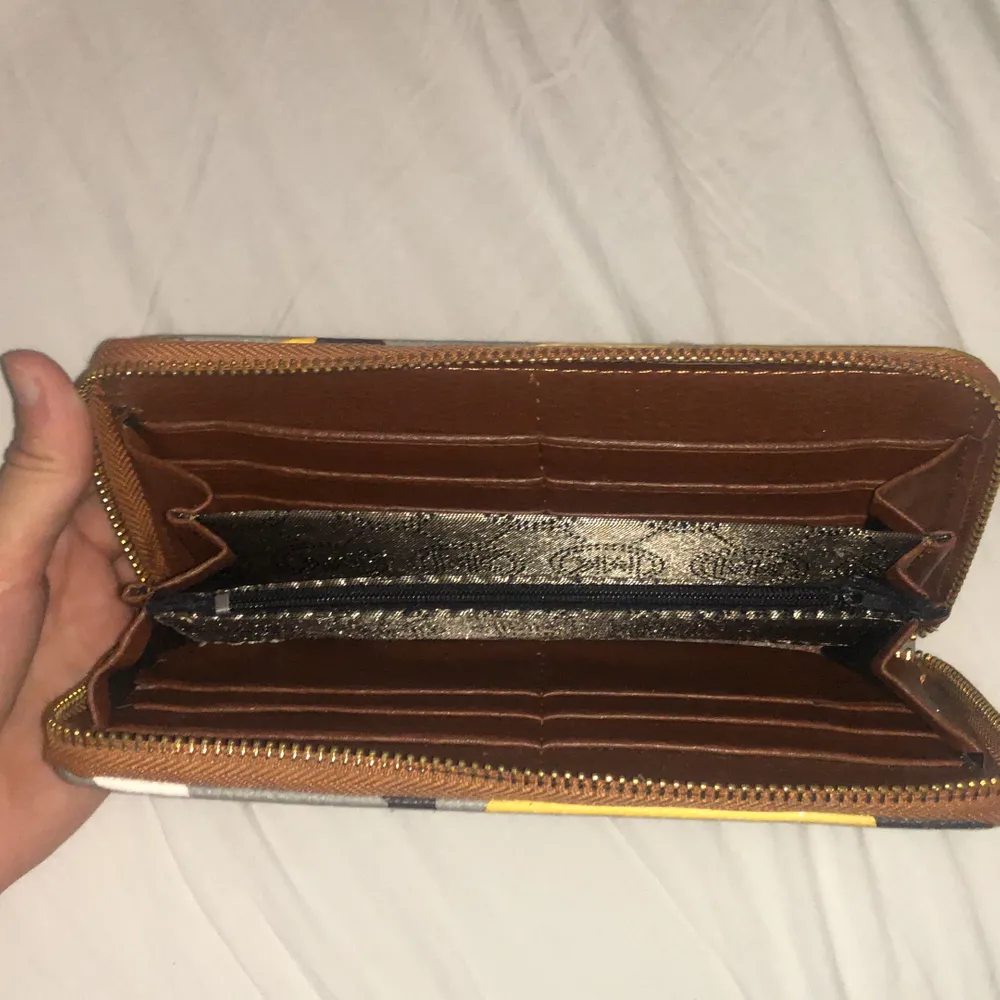 Säljer min Michael kors plånbok den är inte äkta det är en kopia, den  är köpt i spanien men den är väldigt fint skick och ser  ut som en äkta.. Övrigt.