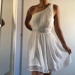 Oneshoulder klänning - Super fin oneshoulder klänning som bara har använts någon enstaka gång. Materialet är superfint och skönt dessutom, passar till många olika tillfällen❤️