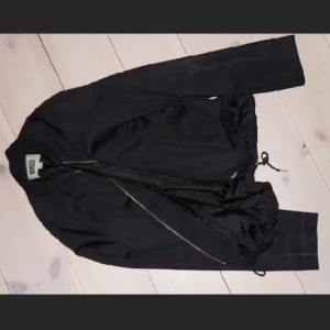  - Knappt använd tunnare jacka från weekday. 